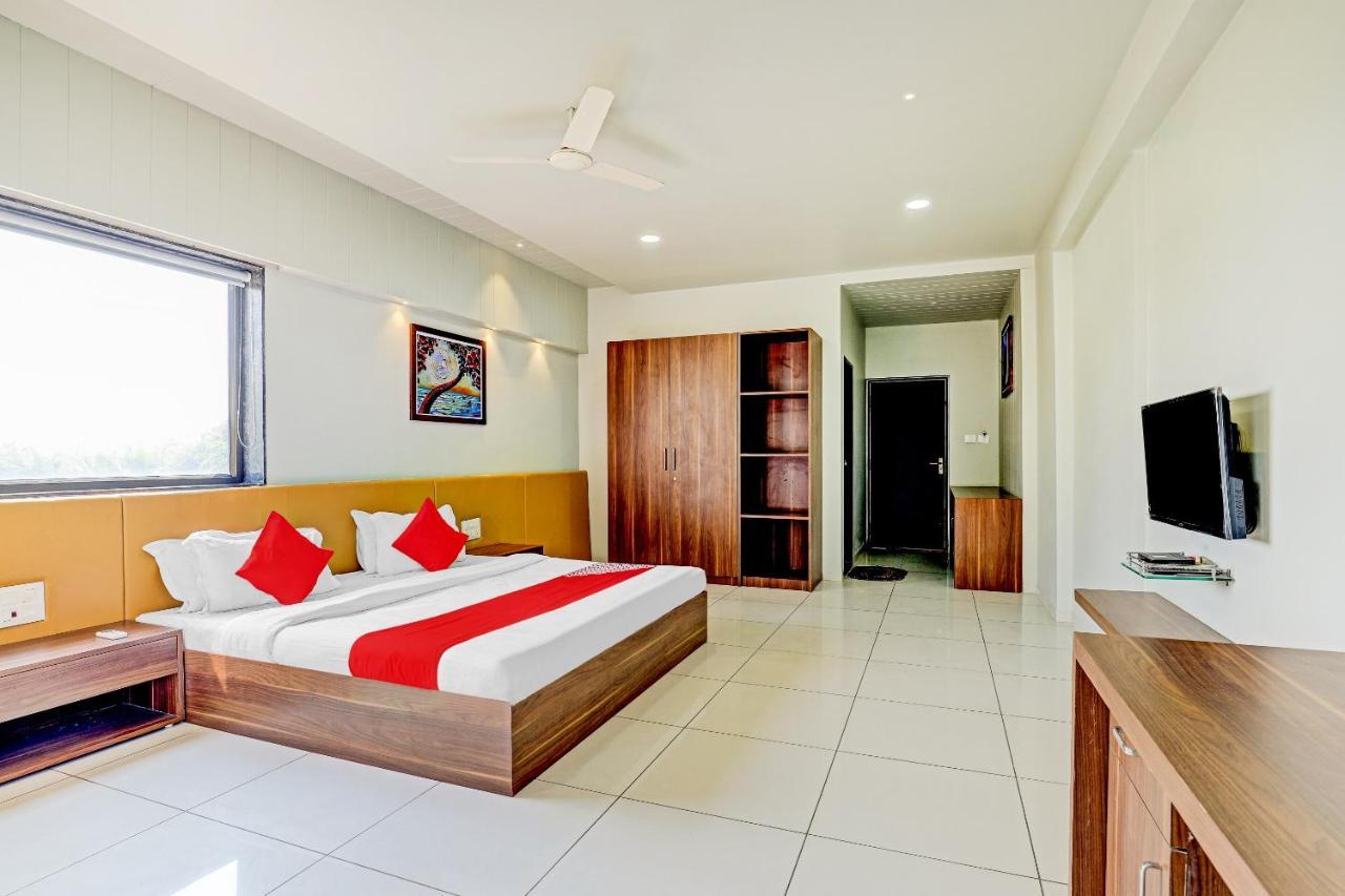 Hôtel Oyo 70752 Viram House à Gorwa Extérieur photo
